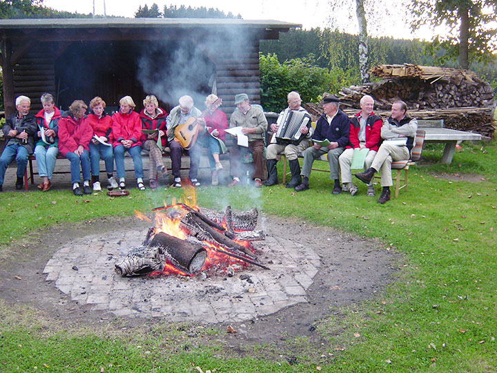 Wir veranstalten für Sie gerne gemütliche Lagerfeuerabende auf dem Hof Kilbe in geselliger Runde